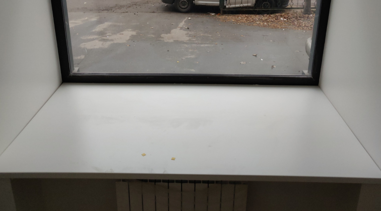 Широкие подоконники – нестандартное решение