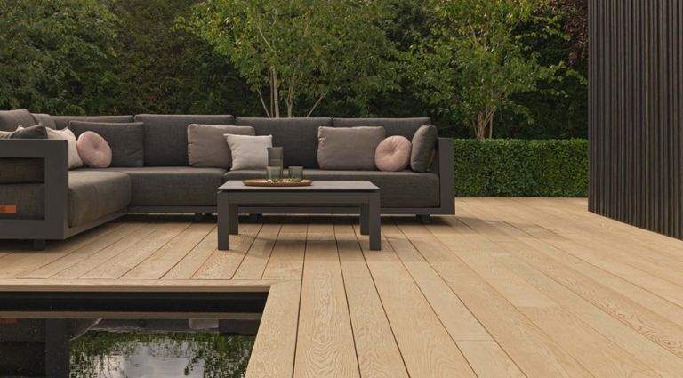 Millboard Enhanced Grain тепер у кольорах Ebony Grey та Ashwood