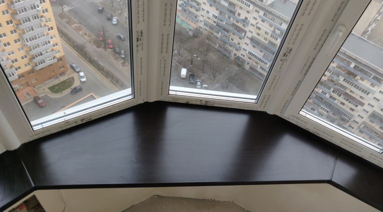 Монтаж подоконников – нестандартное решение.